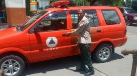 Penjabat Pembuat Komitmen Pembangunan Puskesmas Paga Yohanes Baptista Laba saat hendak meninggalkan Kantor Kejaksaan Negeri Sikka, Senin (20/2)