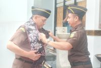 Kepala Kejaksaan Negeri Sikka Fatoni Hatam mengalungkan selendang adat Sikka ke Aspidum Kejati NTT Muhamad Ihsan, Selasa (21/2)