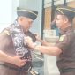 Kepala Kejaksaan Negeri Sikka Fatoni Hatam mengalungkan selendang adat Sikka ke Aspidum Kejati NTT Muhamad Ihsan, Selasa (21/2)