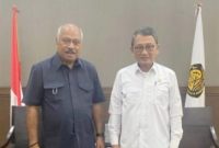 Anggota DPR RI Melchias Markus Mekeng pose bersama Menteri ESDM Arifin Tasrif usai membahas krisis BBM di Kabupaten Lembata, Selasa (21/2) (foto: istimewa)