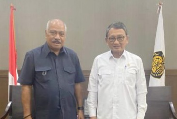 Anggota DPR RI Melchias Markus Mekeng pose bersama Menteri ESDM Arifin Tasrif usai membahas krisis BBM di Kabupaten Lembata, Selasa (21/2) (foto: istimewa)