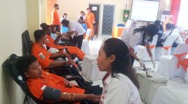 Suasana donor darah di Kantor Pencarian dan Pertolongan Maumere, Rabu (22/2)