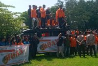 Mahasiswa Unipa Maumere melakukan aksi di halaman Kantor DPRD Sikka, Jumat (24/2)