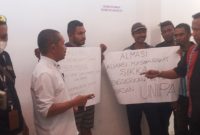 Aliansi Masyarakat Sikka melakukan aksi di depan ruang kerja Ketua DPRD Sikka, Jumat (24/2)