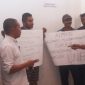 Aliansi Masyarakat Sikka melakukan aksi di depan ruang kerja Ketua DPRD Sikka, Jumat (24/2)