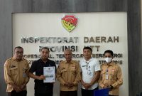 Kasi Pidsus Kejari Sikka Fajrin Irwan Nurmansyah (kedua dari kiri) memperlihatkan dokumen perhitungan kerugian negara yang diterima dati Tim Audit Inspektorat NTT, Rabu (1/2)