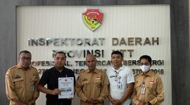 Kasi Pidsus Kejari Sikka Fajrin Irwan Nurmansyah (kedua dari kiri) memperlihatkan dokumen perhitungan kerugian negara yang diterima dati Tim Audit Inspektorat NTT, Rabu (1/2)