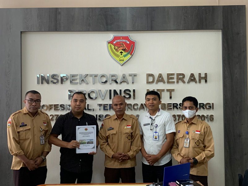 Kasi Pidsus Kejari Sikka Fajrin Irwan Nurmansyah (kedua dari kiri) memperlihatkan dokumen perhitungan kerugian negara yang diterima dati Tim Audit Inspektorat NTT, Rabu (1/2)