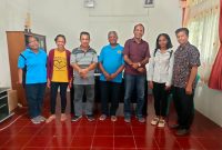 Kadis Nakertrans Sikka Valerianus Samador pose bersama 2 PMI yang akan ditempatkan di Singapura