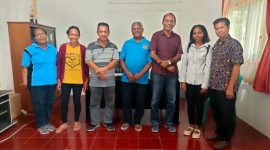 Kadis Nakertrans Sikka Valerianus Samador pose bersama 2 PMI yang akan ditempatkan di Singapura