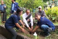 Pengurus Partai Nasdem Sikka menanam pohon di lingkungan sekolah sebagai simbol dari restorasi lingkungan yang diinisiasi Julie Laiskodat, Jumat (3/2)
