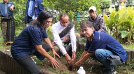 Pengurus Partai Nasdem Sikka menanam pohon di lingkungan sekolah sebagai simbol dari restorasi lingkungan yang diinisiasi Julie Laiskodat, Jumat (3/2)