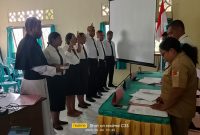 Ketua Panwaslu Kecamatan Hewokloang Emilianus Yulfrid Naga melantik Panwaslu Desa Kecamatan Hewokloang, Senin (6/2)