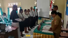 Ketua Panwaslu Kecamatan Hewokloang Emilianus Yulfrid Naga melantik Panwaslu Desa Kecamatan Hewokloang, Senin (6/2)