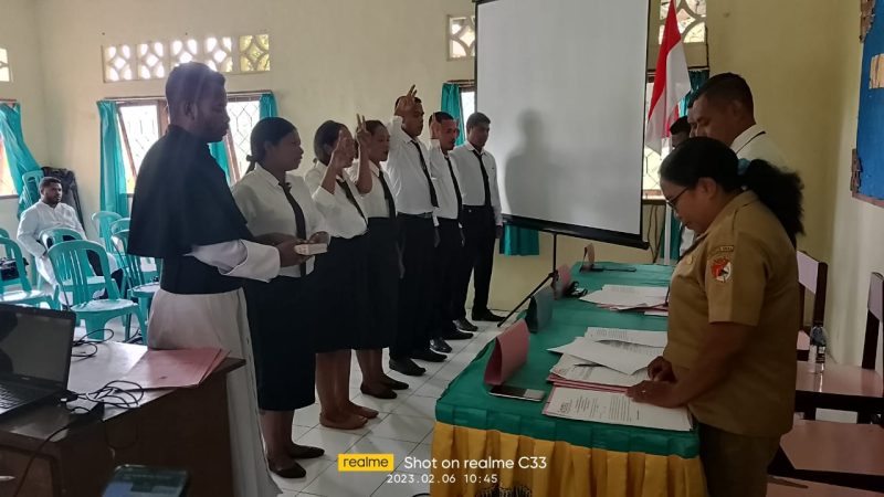 Ketua Panwaslu Kecamatan Hewokloang Emilianus Yulfrid Naga melantik Panwaslu Desa Kecamatan Hewokloang, Senin (6/2)