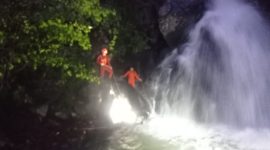 Suasana pencarian remaja yang tenggelam di Air Terjun Aimitat, Minggu (12/2)