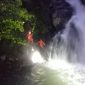Suasana pencarian remaja yang tenggelam di Air Terjun Aimitat, Minggu (12/2)