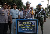 Kasat Lantas Polres Sikka AKP Firramudin pose bersama petugas gabungan operasi keselamatan