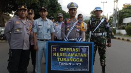 Kasat Lantas Polres Sikka AKP Firramudin pose bersama petugas gabungan operasi keselamatan