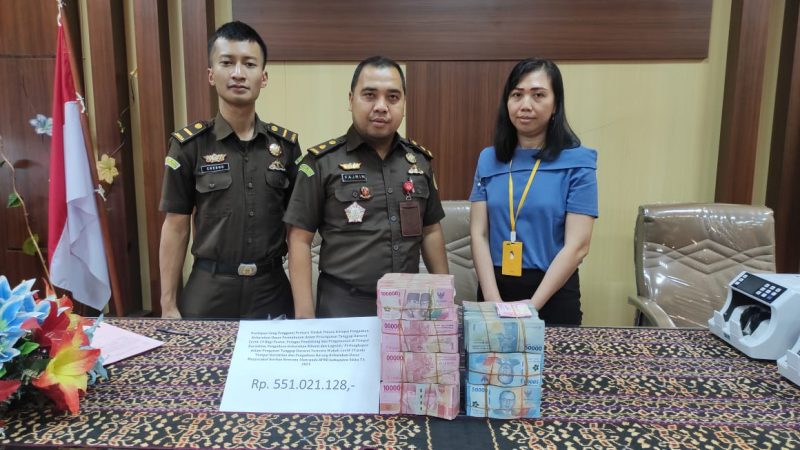 Istri tersangka Laurensius Gregorius menyerahkan uang ganti rugi kasus dugaan korupsi BTT, Senin (20/2)