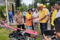 Anggota DPR RI Melchias Markus Mekeng menyerahkan bantuan 5 unit alsintan kepada Poktan di Flotim, Sabtu (25/2)
