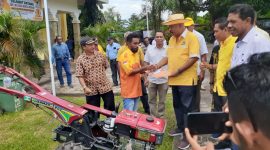 Anggota DPR RI Melchias Markus Mekeng menyerahkan bantuan 5 unit alsintan kepada Poktan di Flotim, Sabtu (25/2)
