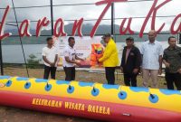 Anggota DPR RI Melchias Markus Mekeng menyerahkan bantuan banana boat dan kontainer UMKM kepada Lurah Balela, Minggu (26/2) 