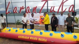 Anggota DPR RI Melchias Markus Mekeng menyerahkan bantuan banana boat dan kontainer UMKM kepada Lurah Balela, Minggu (26/2) 