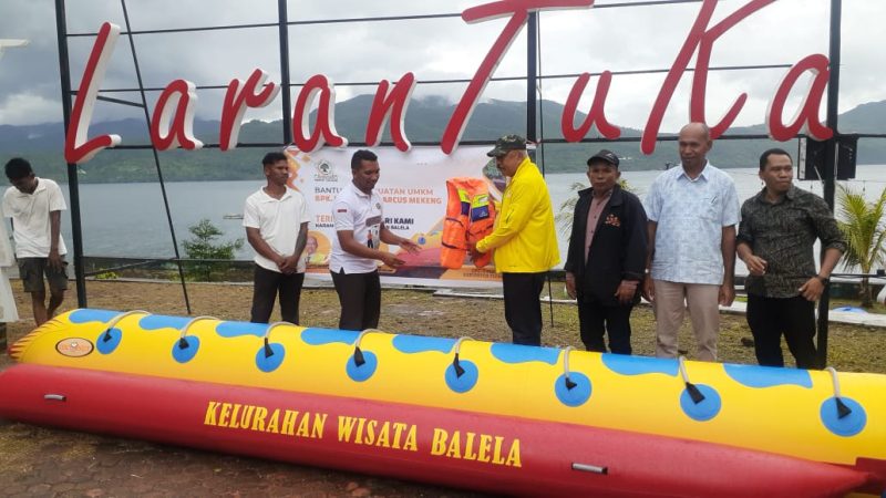 Anggota DPR RI Melchias Markus Mekeng menyerahkan bantuan banana boat dan kontainer UMKM kepada Lurah Balela, Minggu (26/2) 