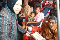 Menteri Sosial Tri Rismaharini menyerahkan bantuan santunan ahli waris korban banjir kepada Markus Mamun, Senin (27/2), bertempat di Wairhubing Kecamatan Kangae 