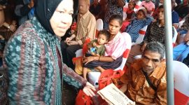 Menteri Sosial Tri Rismaharini menyerahkan bantuan santunan ahli waris korban banjir kepada Markus Mamun, Senin (27/2), bertempat di Wairhubing Kecamatan Kangae 