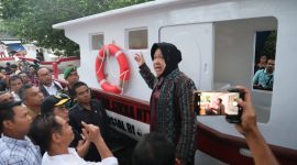 Mensos RI Tri Rismaharini memantau pengadaan kapal bantuan bagi nelayan di Kabupaten Sikka yang dikerjakan di Pantai Wairhubing Desa Watuliwung Kecamatan Kangae, Senin (27/2)
