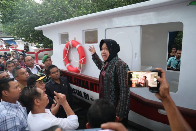 Mensos RI Tri Rismaharini memantau pengadaan kapal bantuan bagi nelayan di Kabupaten Sikka yang dikerjakan di Pantai Wairhubing Desa Watuliwung Kecamatan Kangae, Senin (27/2)
