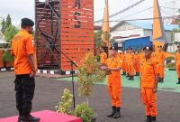 Kepala Kantor Pencarian dan Pertolongan Maumere Mexianus Bekabel memimpin upacara bendera memperingati HUT ke-51 Basarnas, Selasa (28/2)