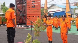 Kepala Kantor Pencarian dan Pertolongan Maumere Mexianus Bekabel memimpin upacara bendera memperingati HUT ke-51 Basarnas, Selasa (28/2)