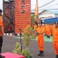 Kepala Kantor Pencarian dan Pertolongan Maumere Mexianus Bekabel memimpin upacara bendera memperingati HUT ke-51 Basarnas, Selasa (28/2)