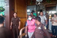 Tersangka BTT menuju mobil tahanan Kejaksaan Negeri Sikka untuk dibawa ke Polres Sikka, (9/2) 