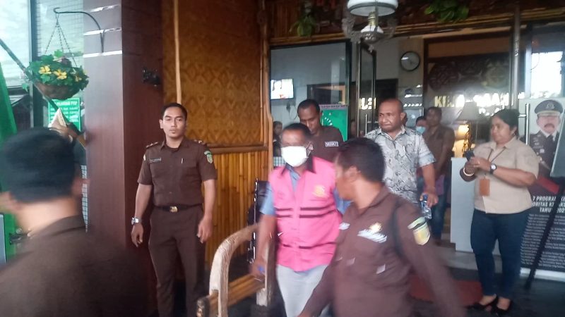 Tersangka BTT menuju mobil tahanan Kejaksaan Negeri Sikka untuk dibawa ke Polres Sikka, (9/2) 