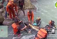 Jasad korban tenggelam di Air Terjun Aimitat dievakuasi ke RSUD TC Hillers Maumere, Senin (13/2)