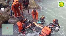 Jasad korban tenggelam di Air Terjun Aimitat dievakuasi ke RSUD TC Hillers Maumere, Senin (13/2)