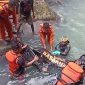 Jasad korban tenggelam di Air Terjun Aimitat dievakuasi ke RSUD TC Hillers Maumere, Senin (13/2)