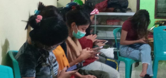 Beberapa pekerja pub di Kota Maumere, diketahui berusia di bawah 17 tahun, tengah diamankan di shelter TRuK beberapa waktu lalu