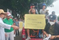 Aksi Jaringan HAM Sikka membela Romo.Paschal, berlangsung di depan Kantor Polres Sikka, Senin (6/3)