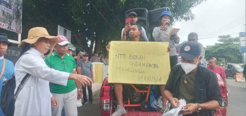 Aksi Jaringan HAM Sikka membela Romo.Paschal, berlangsung di depan Kantor Polres Sikka, Senin (6/3)