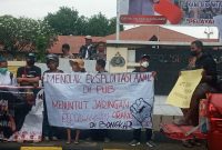 Aksi demonstrasi Jaringan HAM Sikka di depan Kantor Polres Sikka, Senin (6/3)