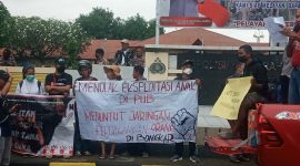 Aksi demonstrasi Jaringan HAM Sikka di depan Kantor Polres Sikka, Senin (6/3)