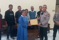 Ketua TRuK Suster Fransiska Imakulata menyerahkan tuntutan dan pernyataan sikap Jaringan HAM Sikka kepada Kapolres Sikka AKBP Nelson Filipe Dias Quinyas, Senin (6/3) 