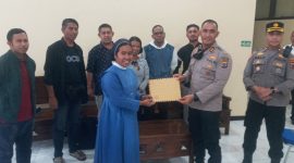 Ketua TRuK Suster Fransiska Imakulata menyerahkan tuntutan dan pernyataan sikap Jaringan HAM Sikka kepada Kapolres Sikka AKBP Nelson Filipe Dias Quinyas, Senin (6/3) 