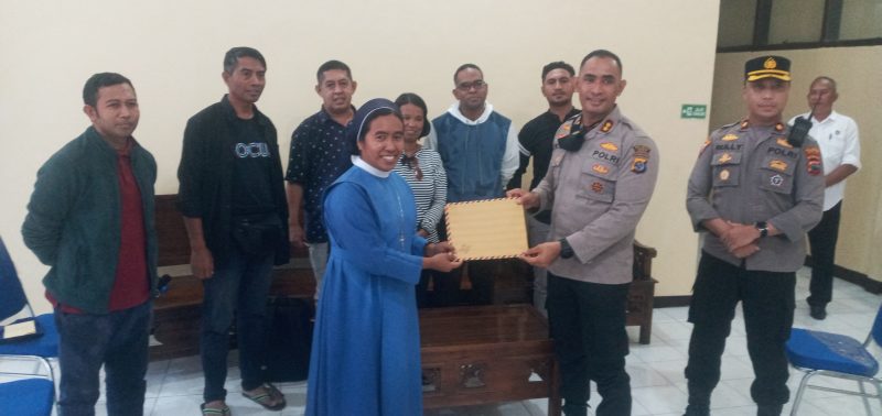 Ketua TRuK Suster Fransiska Imakulata menyerahkan tuntutan dan pernyataan sikap Jaringan HAM Sikka kepada Kapolres Sikka AKBP Nelson Filipe Dias Quinyas, Senin (6/3) 