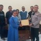 Ketua TRuK Suster Fransiska Imakulata menyerahkan tuntutan dan pernyataan sikap Jaringan HAM Sikka kepada Kapolres Sikka AKBP Nelson Filipe Dias Quinyas, Senin (6/3) 